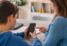 Das erste Smartphone fürs Kind: Zwischen KI, Algorithmen und digitaler Sicherheit