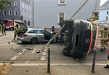 Verkehrsunfall zwischen Rettungswagen und Pkw – Drei Verletzte, hoher Sachschaden