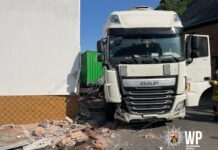 Lkw kracht in Hauswand