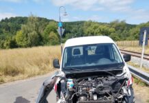 Regionalbahn kollidiert mit Fahrzeug am Bahnübergang bei Katzweiler
