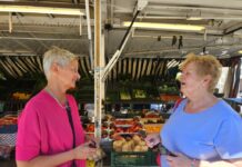 Oberbürgermeisterin unterwegs auf dem Wochenmarkt