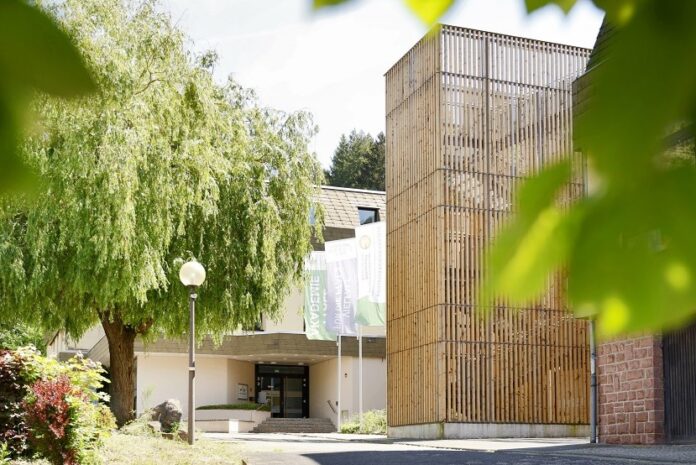 Pfalzakademie_Eingang PA_mit Turm