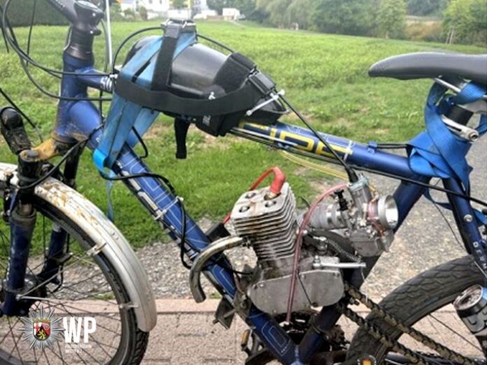 Das Fahrrad mit Benzinmotor und Tank - Marke "Eigenbau".