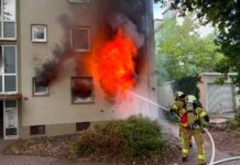 Ausgedehnter Zimmerbrand im Benzinoring: Feuerwehr rettet Bewohner aus verrauchtem Mehrfamilienhaus
