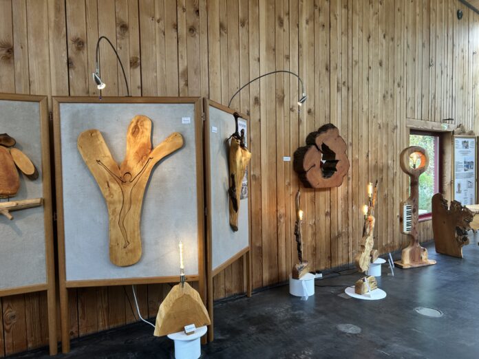 Holzskulpturen_der_neuen_Ausstellung