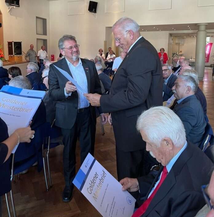 IMG_3120_Übergabe Urkunde_Webauflösung