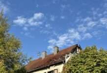 Brand einer Gartenlaube – Feuer greift aus Wohnhaus über
